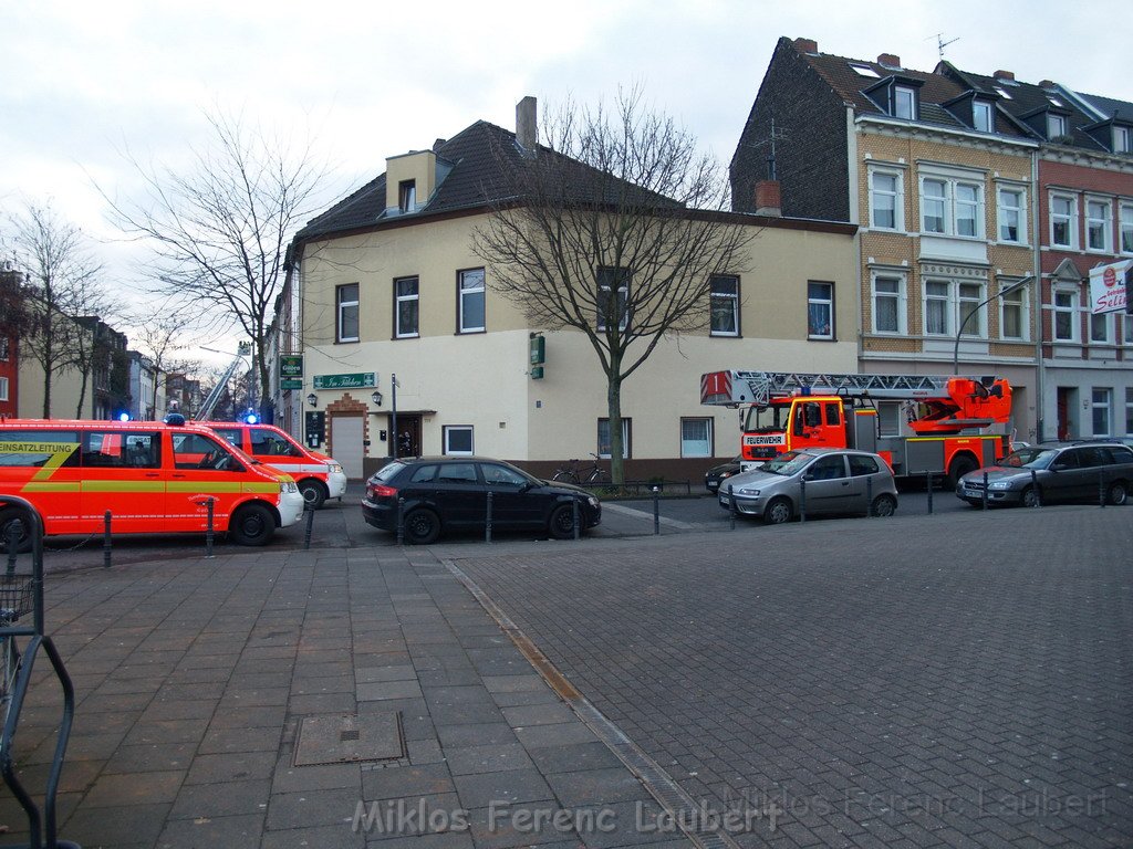 Einsatz Feuerwehr SEK Polizei Koeln Nippes Merheimerstr P123.JPG
